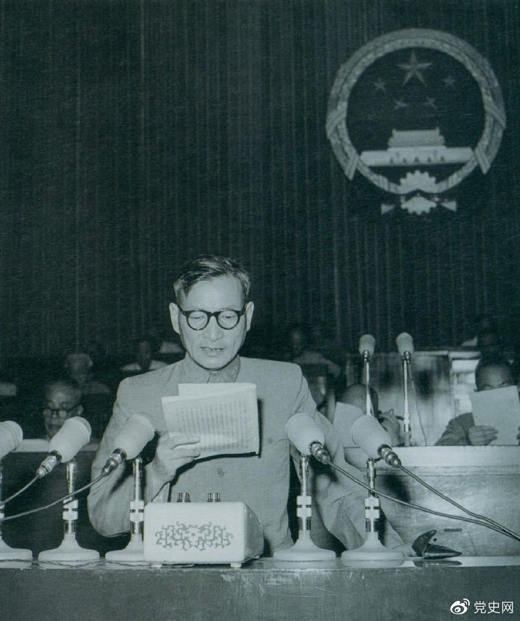1955年7月，陳云在一屆全國人大二次會(huì)議上作堅(jiān)持和改進(jìn)糧食統(tǒng)購統(tǒng)銷工作的報(bào)告。