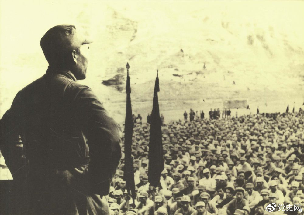 1937年8月后，朱德任中共中央軍委副主席、中央軍委華北軍分會書記、國民革命軍第八路軍總指揮（后為第十八集團(tuán)軍總司令），指揮八路軍開赴華北抗日前線。圖為朱德對即將開赴前線的八路軍將士講話。