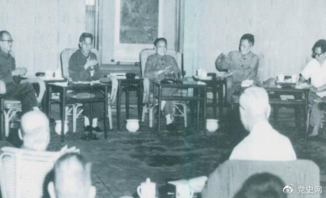 1977年8月4日—8日，鄧小平主持召開(kāi)科學(xué)和教育工作座談會(huì)。