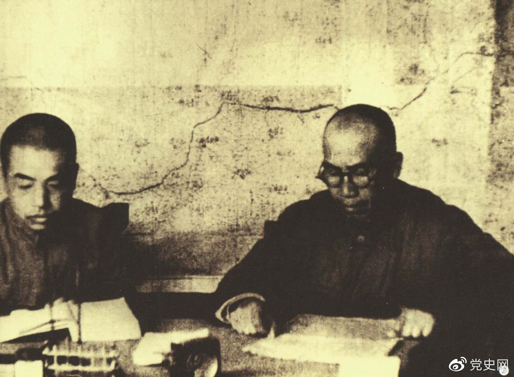 1945年8月，彭德懷任中央軍委副主席兼總參謀長，協(xié)助毛澤東、朱德指揮對日軍的大反攻。圖為朱德和彭德懷在延安。