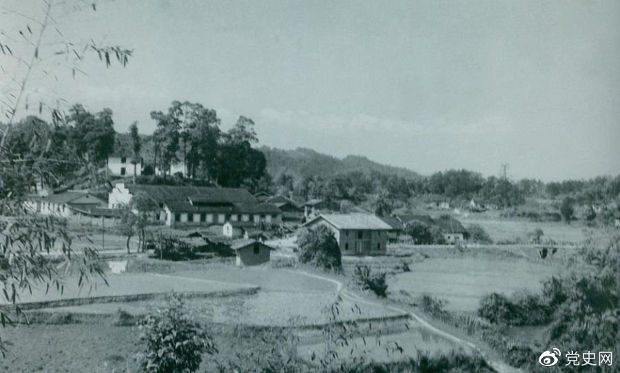 1934年8月，任弼時(shí)等率紅六軍團(tuán)9700余人，從橫石和新江口出發(fā)，開始西征。圖為江西遂川縣橫石。