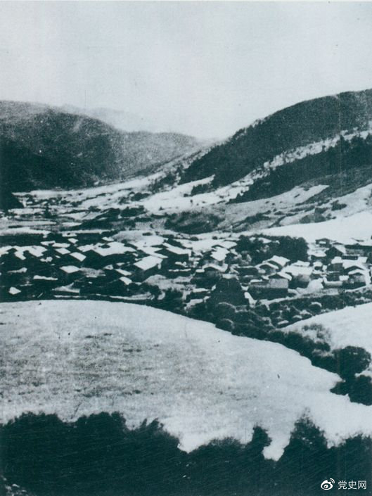 1935年8月20日，中共中央政治局在毛兒蓋召開會議，作出了《關(guān)于目前戰(zhàn)略方針之補充決定》，再次重申兩河口會議關(guān)于北上的戰(zhàn)略方針。圖為毛兒蓋。