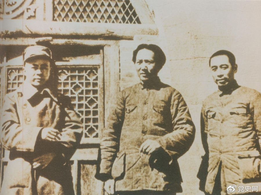 洛川會議上組成了新的中共中央革命軍事委員會，毛澤東為書記（亦稱主席）。這是毛澤東、周恩來和任弼時的合影。