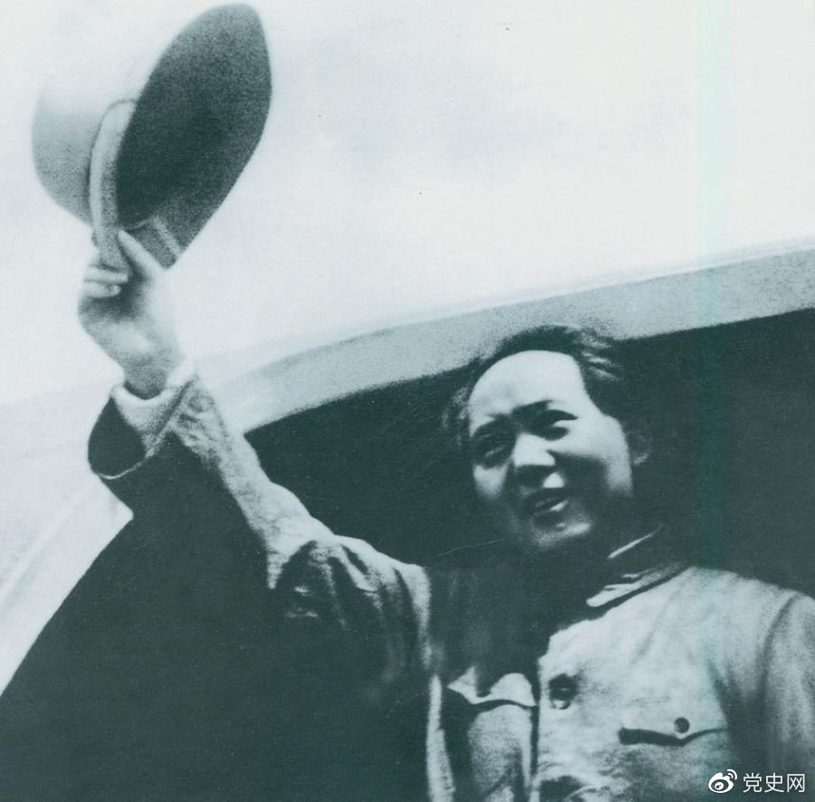 1945年8月28日，毛澤東飛赴重慶時(shí)，向前來歡送的延安軍民揮手告別。