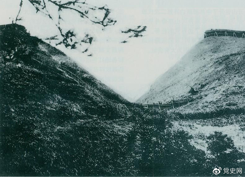井岡山黃洋界哨口。1928年8月30日，紅軍以不足一個(gè)營的兵力，在這里擊退湘贛敵軍的進(jìn)攻，取得黃洋界保衛(wèi)戰(zhàn)的勝利。至11月，紅軍又打破了兩省敵軍對井岡山根據(jù)地的第二次“會剿”。