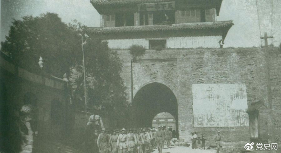 1945年8月下旬，八路軍解放山海關(guān)。