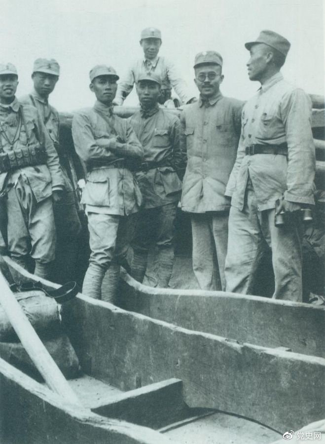 1937年9月，八路軍部分領(lǐng)導(dǎo)人率部東渡黃河，開赴抗日前線。圖為渡船上的八路軍領(lǐng)導(dǎo)人，前排右起：朱德、任弼時、左權(quán)。