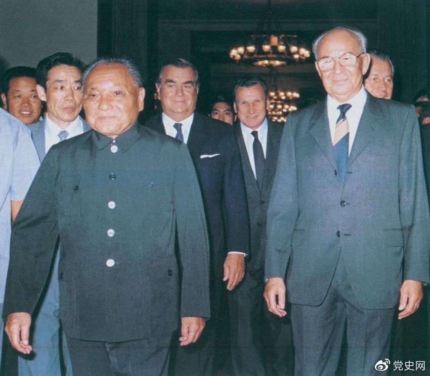 1988年9月5日，鄧小平在會見捷克斯洛伐克總統(tǒng)胡薩克時提出科學技術是第一生產(chǎn)力。